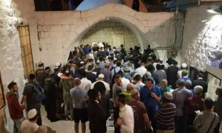 إصابات خلال اقتحام مستوطنين "مقام يوسف"